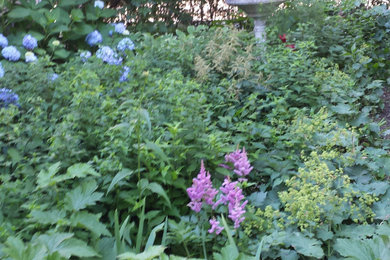 ニューヨークにあるヴィクトリアン調のおしゃれな庭 (半日向) の写真