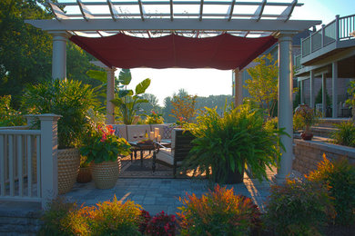 ワシントンD.C.にある高級な中くらいな地中海スタイルのおしゃれな裏庭 (擁壁、日向、コンクリート敷き	) の写真