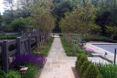 Foto de jardín clásico grande en patio trasero con jardín francés y adoquines de piedra natural