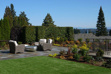 Imagen de jardín minimalista grande en patio trasero con exposición total al sol y adoquines de piedra natural
