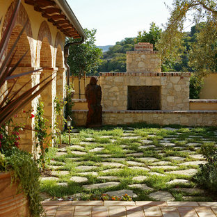 Mediterraner Garten mit Kamin in Orange County