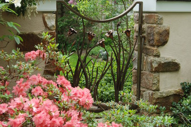 Imagen de camino de jardín de estilo americano en primavera en patio lateral