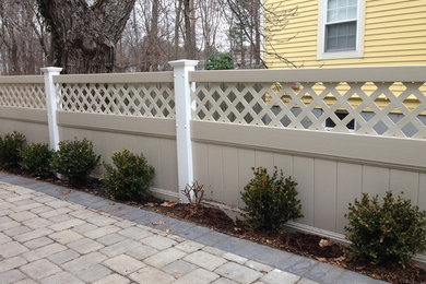 Design ideas for a mid-sized traditional backyard landscaping in Boston.