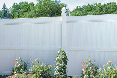 Стильный дизайн: летний регулярный сад среднего размера на заднем дворе в стиле неоклассика (современная классика) с садовой дорожкой или калиткой, полуденной тенью и мульчированием - последний тренд