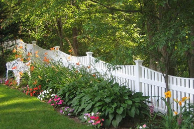 Geometrischer, Mittelgroßer, Halbschattiger Klassischer Garten hinter dem Haus mit Mulch in Boston