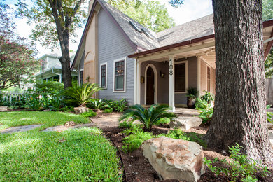 Immagine di un giardino american style di medie dimensioni e davanti casa con pavimentazioni in pietra naturale