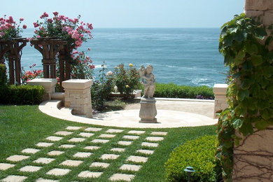 Foto de jardín grande en patio trasero con exposición total al sol y adoquines de piedra natural