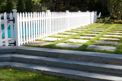 Modelo de jardín clásico grande en patio trasero con exposición parcial al sol y adoquines de piedra natural