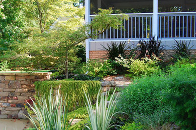 Ejemplo de jardín clásico renovado de tamaño medio en patio trasero con muro de contención y exposición parcial al sol