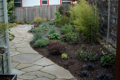 Идея дизайна: тенистый участок и сад среднего размера на заднем дворе в стиле кантри с садовой дорожкой или калиткой и покрытием из каменной брусчатки