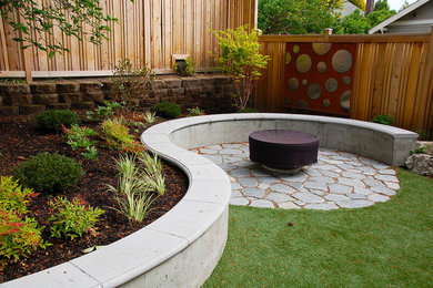 Diseño de jardín de secano de estilo americano de tamaño medio en primavera en patio trasero con brasero, exposición parcial al sol y adoquines de piedra natural