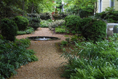 ワシントンD.C.にある広いトラディショナルスタイルのおしゃれな庭 (日陰) の写真