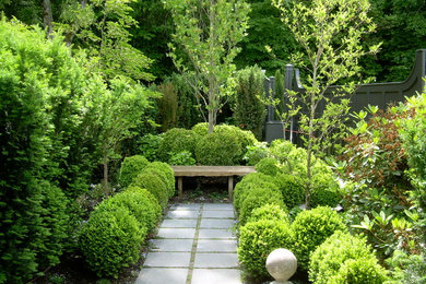 Imagen de jardín tradicional en patio trasero con jardín francés