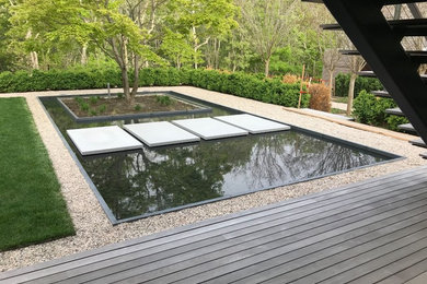 Geometrischer, Mittelgroßer Moderner Garten im Innenhof im Sommer mit Wasserspiel, direkter Sonneneinstrahlung und Natursteinplatten in New York