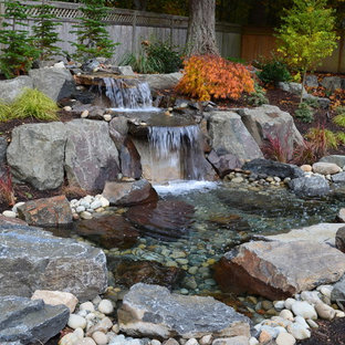 Ispirazione per un giardino chic dietro casa con fontane e sassi di fiume