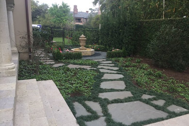 Diseño de camino de jardín tradicional renovado de tamaño medio en patio lateral con exposición parcial al sol y adoquines de piedra natural
