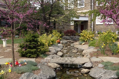 Modelo de jardín tradicional grande en patio con fuente, adoquines de piedra natural y jardín francés