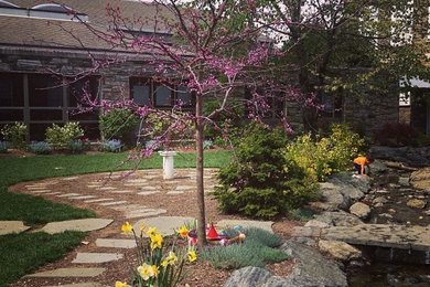 Großer, Geometrischer Klassischer Garten im Innenhof mit Wasserspiel und Natursteinplatten in Philadelphia