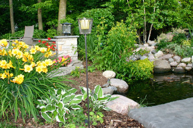 Imagen de jardín en patio trasero con fuente