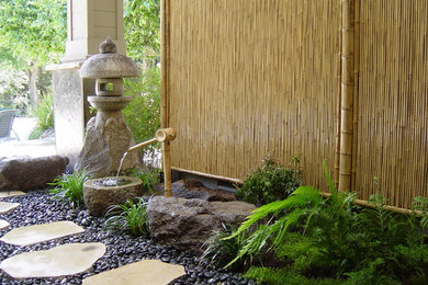Immagine di un giardino etnico con fontane e ghiaia