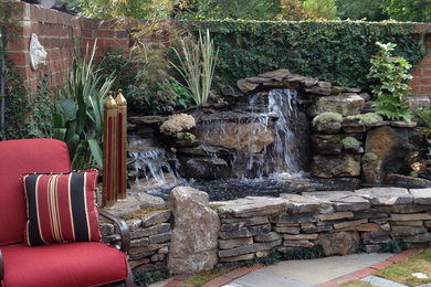 Inspiration for a traditional landscaping in Charlotte.
