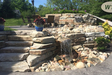 デトロイトにあるおしゃれな庭の噴水 (天然石敷き) の写真