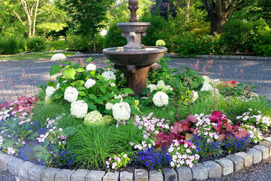 フィラデルフィアにある低価格の小さな、夏のラスティックスタイルのおしゃれな庭 (日陰、砂利舗装) の写真