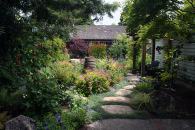 サンフランシスコにある広いコンテンポラリースタイルのおしゃれな庭 (庭への小道、天然石敷き) の写真