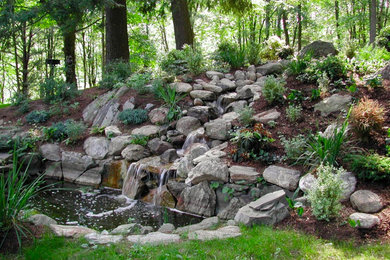 ニューヨークにある高級な広い、春のトラディショナルスタイルのおしゃれな庭 (日向、天然石敷き) の写真
