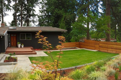 Design ideas for a modern partial sun front yard retaining wall landscape in Portland.