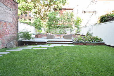На фото: большой участок и сад на заднем дворе в стиле модернизм с растениями в контейнерах и мощением тротуарной плиткой с