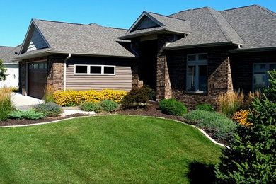 Inspiration for a traditional landscaping in Cedar Rapids.