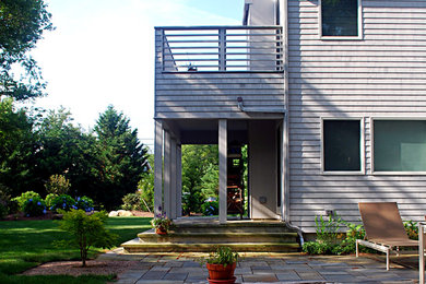 Ejemplo de acceso privado tradicional de tamaño medio en primavera en patio trasero con exposición total al sol y adoquines de hormigón