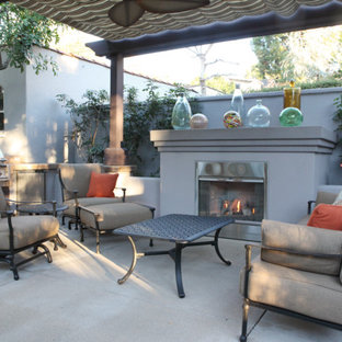 Halbschattiger Klassischer Garten hinter dem Haus, im Winter mit Betonplatten und Kamin in Los Angeles