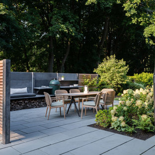 Halbschattiger Klassischer Garten neben dem Haus mit Sichtschutz und Natursteinplatten in Boston