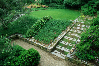Klassisk inredning av en trädgård i skuggan i slänt