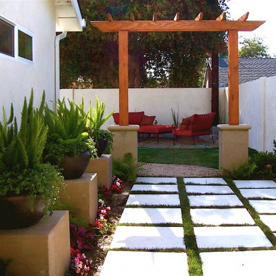 Photo of an asian side yard landscaping in Los Angeles.
