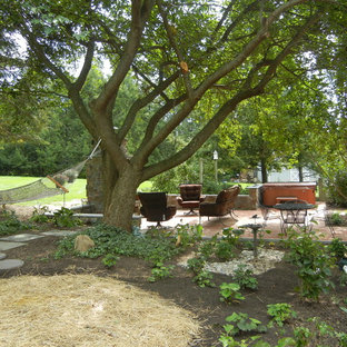 Mittelgroßer, Schattiger Klassischer Garten im Frühling, hinter dem Haus mit Kamin und Natursteinplatten in Philadelphia
