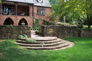 Imagen de camino de jardín clásico grande en patio trasero con jardín francés, exposición total al sol y adoquines de piedra natural