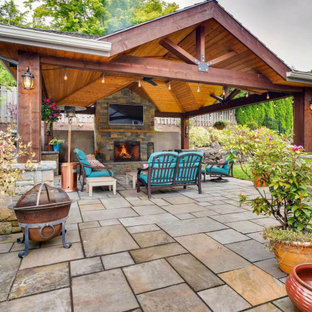 Klassische Gartenkamin hinter dem Haus in Portland
