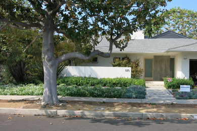Moderner Vorgarten mit direkter Sonneneinstrahlung und Betonboden in Los Angeles