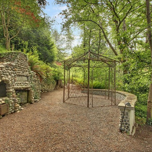 Schattiger Uriger Kiesgarten mit Kamin in Seattle