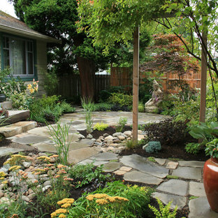Foto de jardín de estilo zen con exposición parcial al sol y adoquines de piedra natural