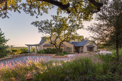 Photo of a farmhouse landscaping in Austin.