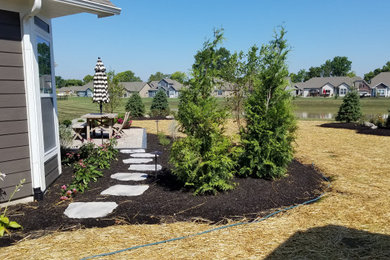 Foto de jardín moderno en patio trasero con privacidad, exposición parcial al sol y adoquines de hormigón