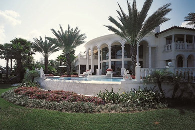 Design ideas for a traditional partial sun backyard landscaping in Miami for summer.