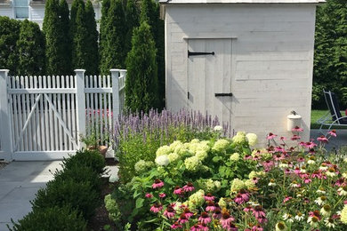 Свежая идея для дизайна: солнечный регулярный сад среднего размера на заднем дворе в классическом стиле с хорошей освещенностью - отличное фото интерьера