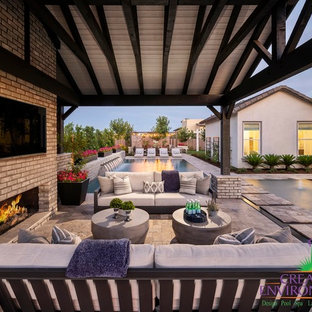 Geometrische, Große, Halbschattige Klassische Gartenkamin im Sommer, hinter dem Haus mit Betonplatten in Phoenix