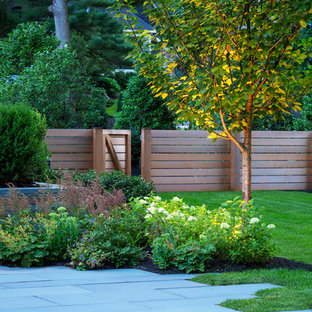 Ispirazione per un giardino classico dietro casa con pavimentazioni in pietra naturale