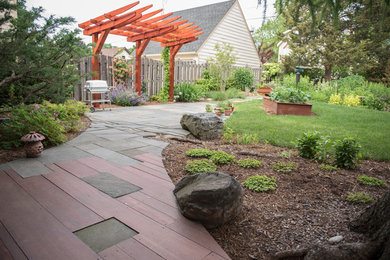 Diseño de jardín bohemio pequeño en verano en patio trasero con jardín francés, huerto, exposición parcial al sol y adoquines de piedra natural